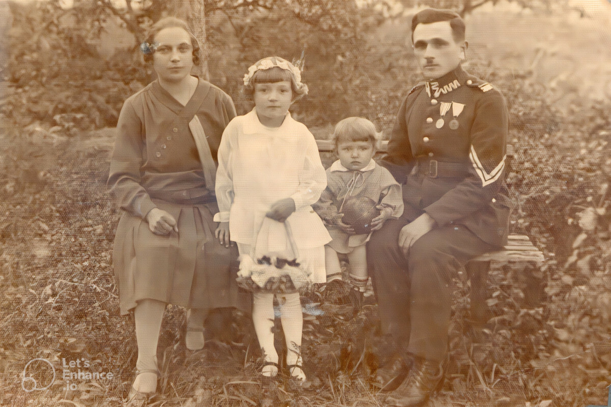 Władysława Bauer z domu Baumert, córki Eugenia i Teresa oraz Jan Bauer, 1930 r., autor nieznany, archiwum rodziny.