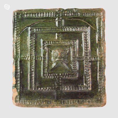 Kafel z wyobrażeniem labiryntu Minotaura, Gniezno, XV w.