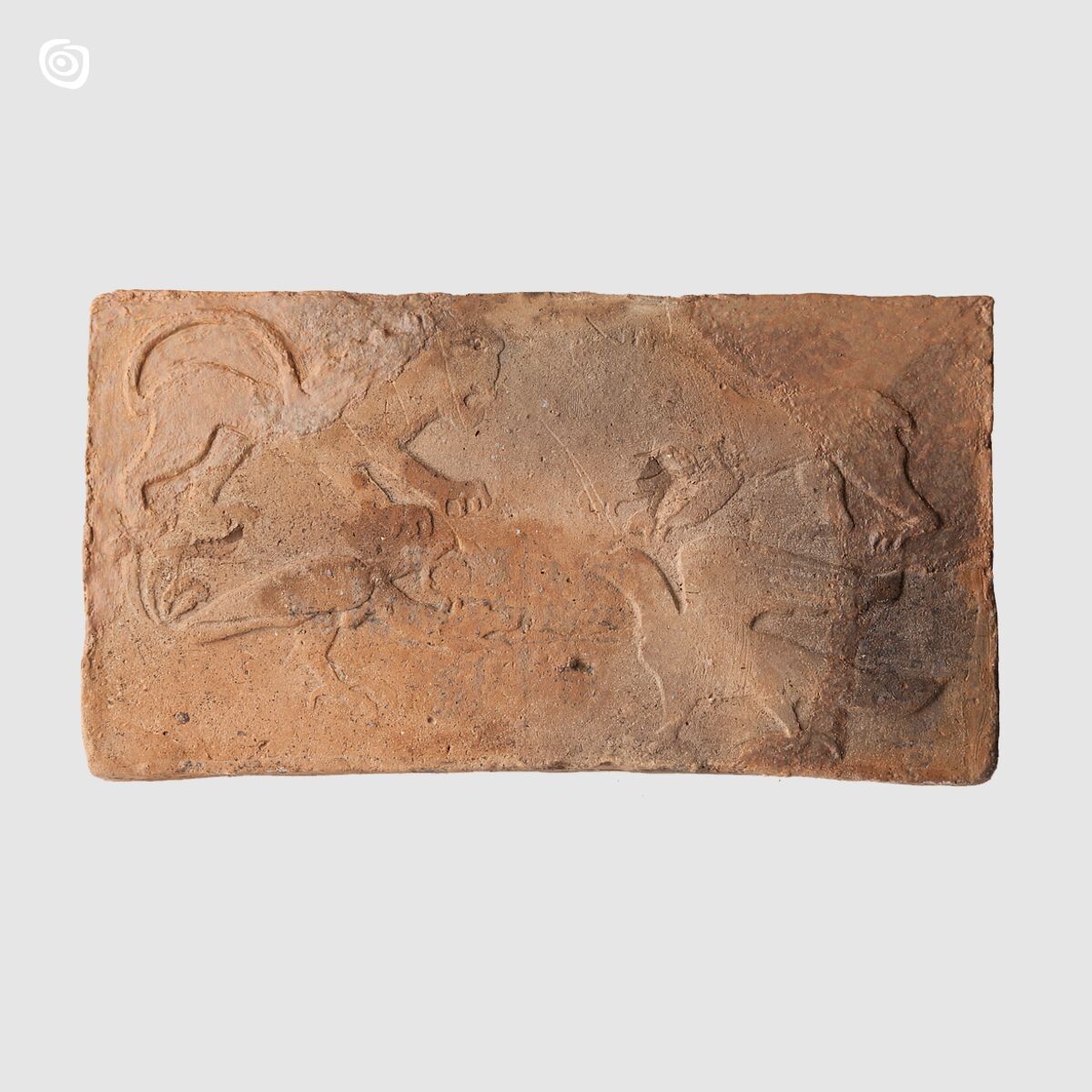 Płytka ceramiczna z lwem, smokiem, orłem oraz niedźwiedziem, Gniezno, wczesne średniowiecze